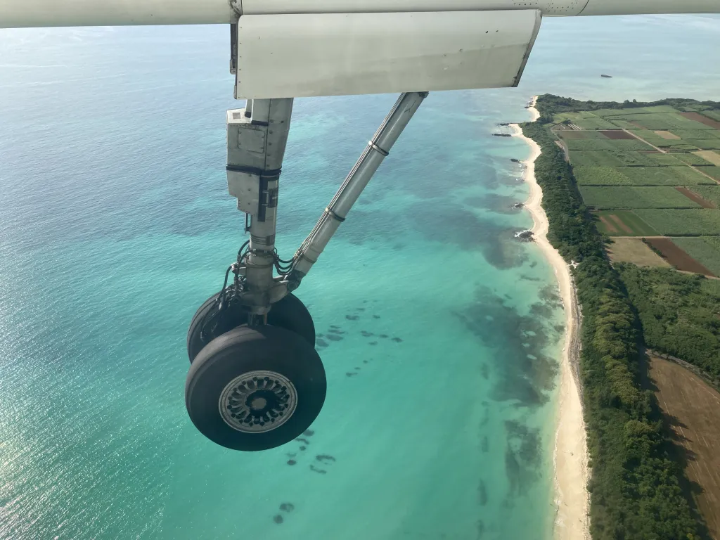 In a small airplane to Tarama-jima